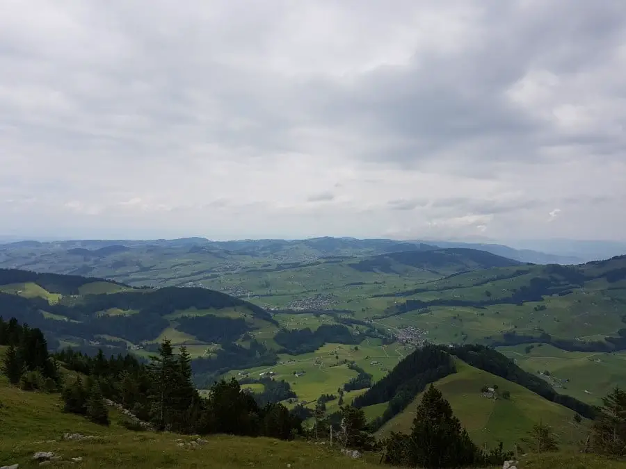 Aussicht übers Appenzellerland von der Bergstation der Ebenalp Bahn