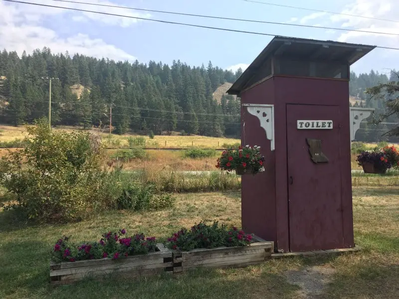 Cariboo Wood Shop Toilettenhäuschen