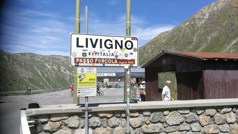 Grenzübergang Schweiz Italien auf der Biketour ind Val da Fein