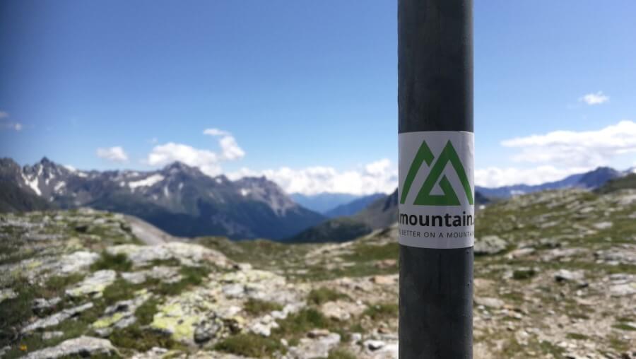 Allmountain.ch Logo auf dem Gipfel im Val da Fein