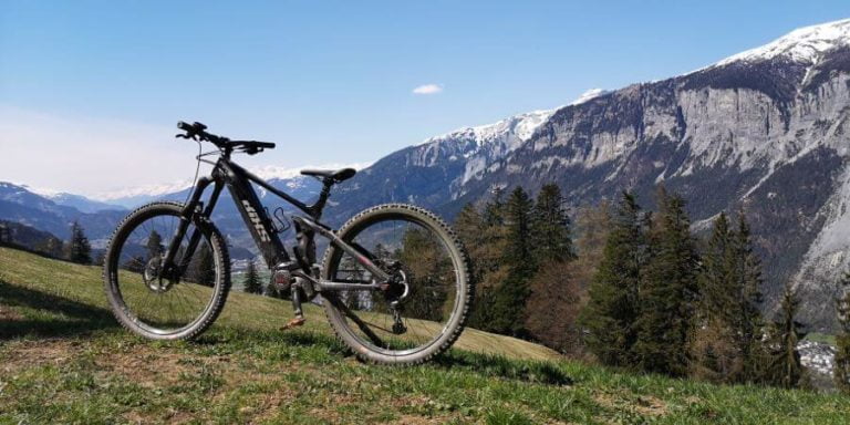 Bixs Lane E16 E-MTB auf der Schönegg oberhalb von Tamins im Kanton Graubünden.