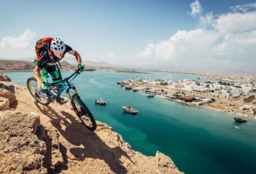 Gerhard Czerner mit dem Mountainbike in Oman