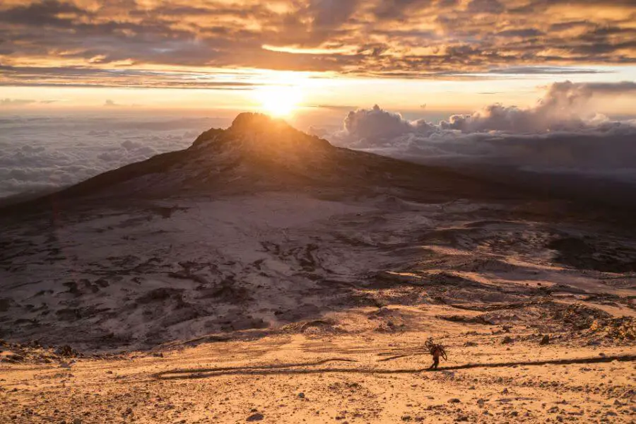Gerhard Czerner trägt sein Bike au den Kilimanjaro