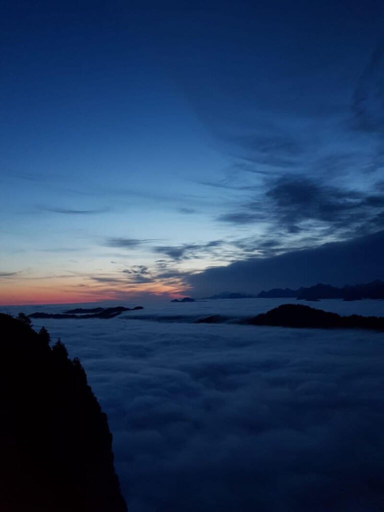 Morgendämmerung über dem Nebelmeer auf dem Grossen Mythen.