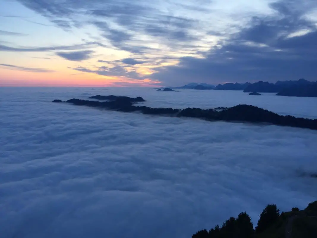 Sonnenaufgang hinter den Wolken auf dem Grossen Mythen oberhalb Schwyz.