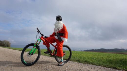 Nikolaus auf dem Mountainbike