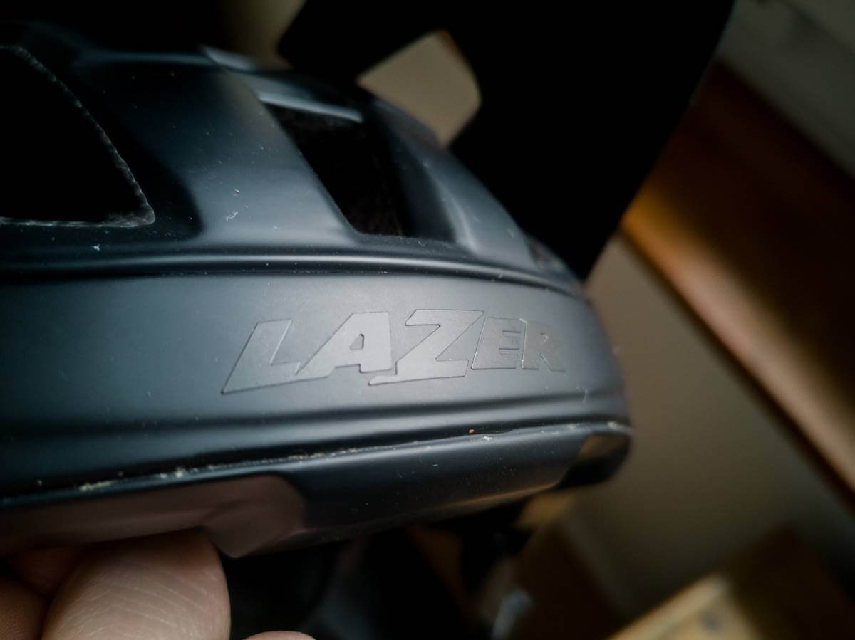 Lazer Logo am Lazer Jackal Helm