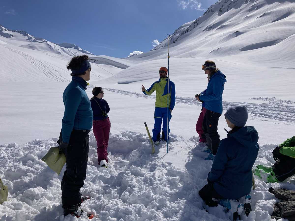 Einführung in die Lawinenverschüttetensuche bein Anfängerkurs für Skitouren