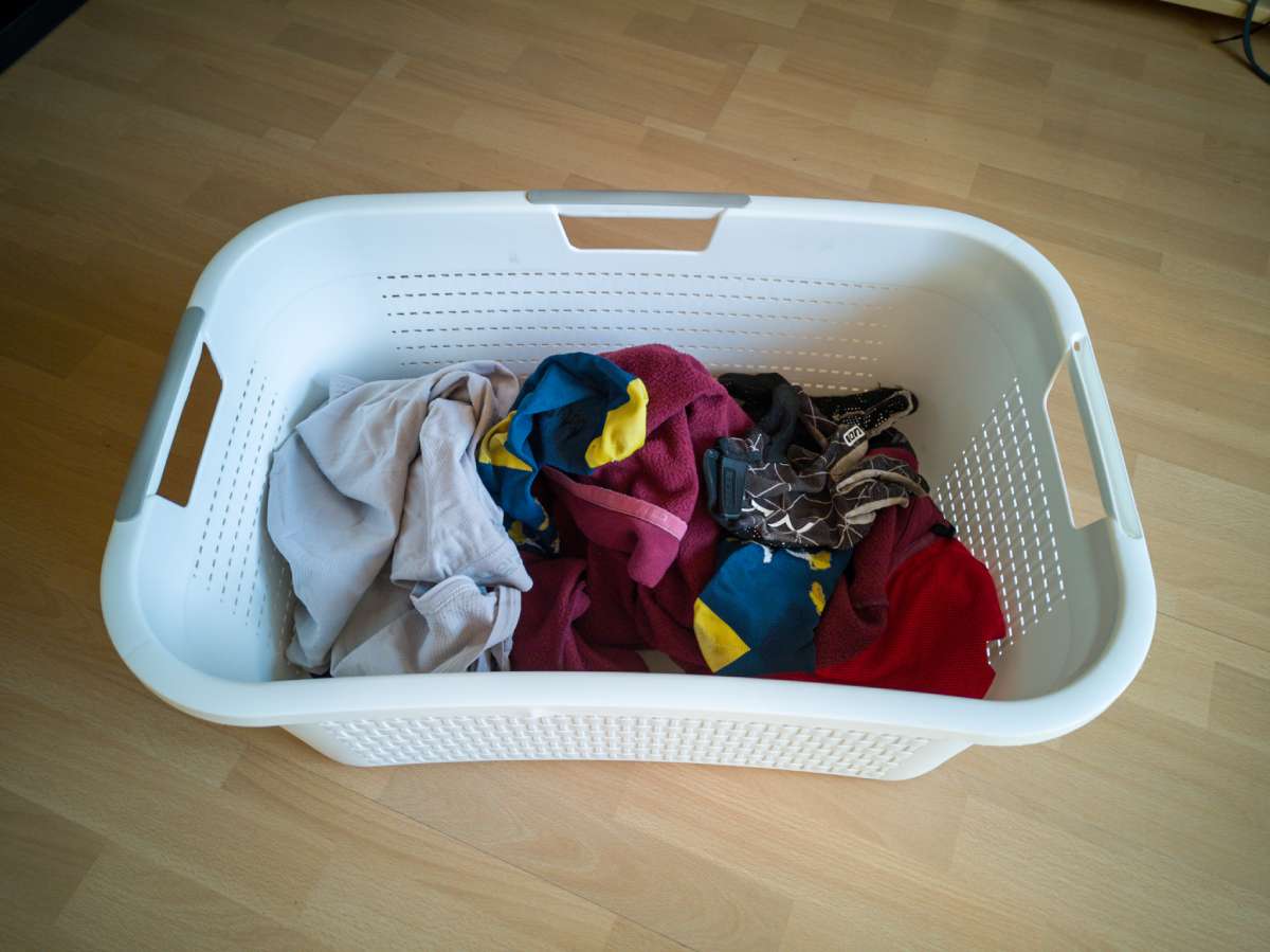 Stinkende Sportbekleidung gehört direkt in die Waschmaschine.