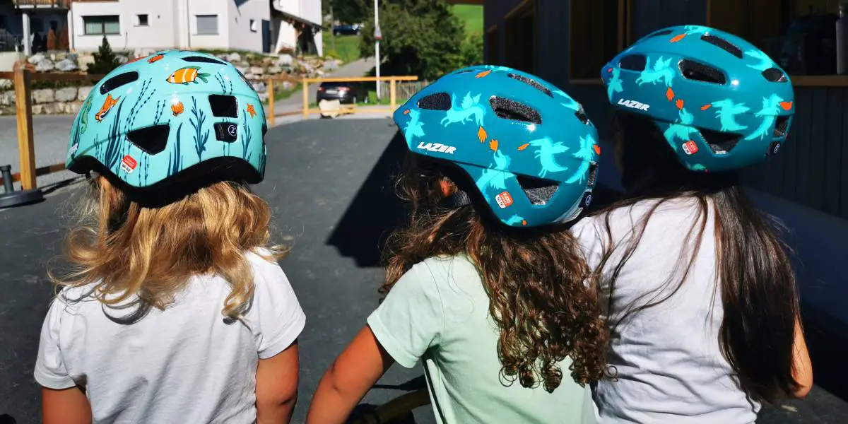 Kinder der Kinderkrippe Purzelbaum in Valbella tragen neue Lazer Fahrradhelme.