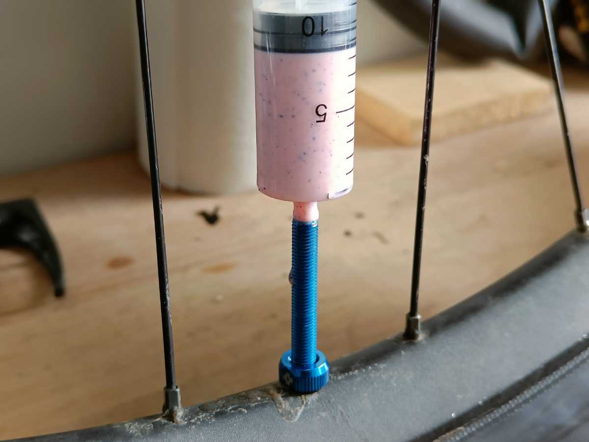 Tubeless Milch in den Reifen füllen mithilfe einer Spritze