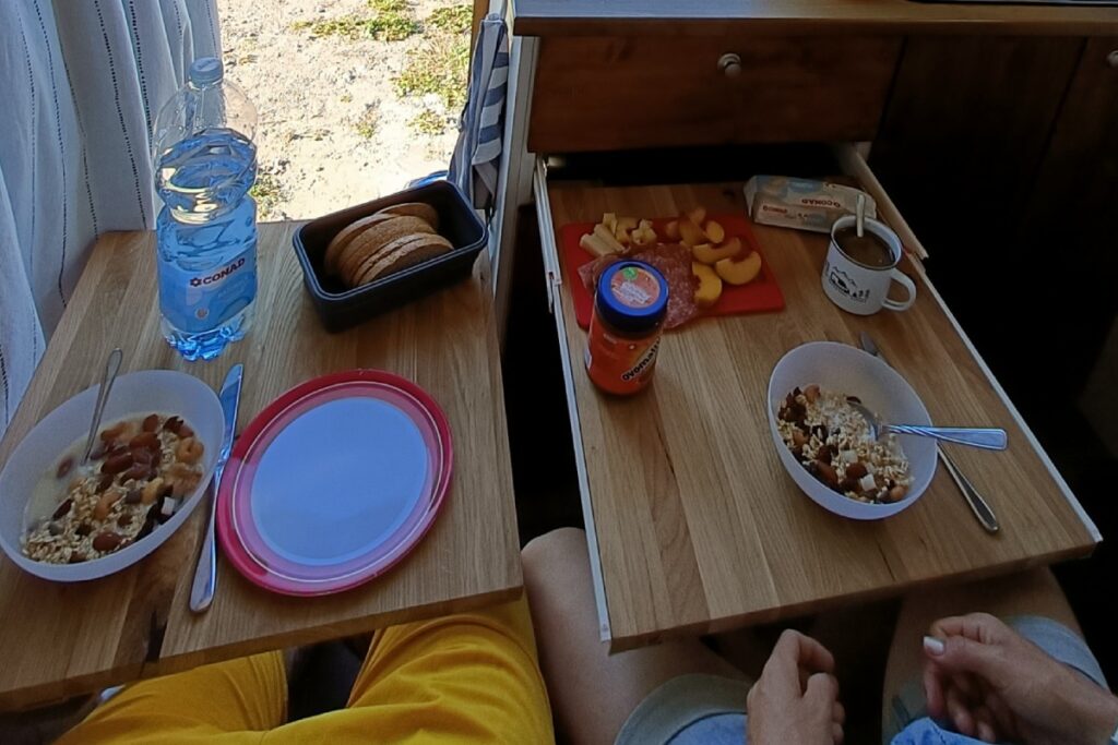 Ausziehbare und schwenkbare Tische im Iveco Daily Campervan