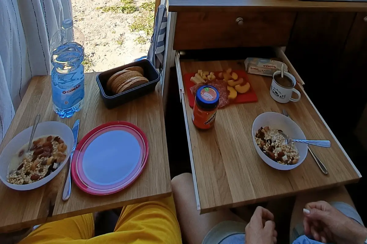 Ausziehbare und schwenkbare Tische im Iveco Daily Camper