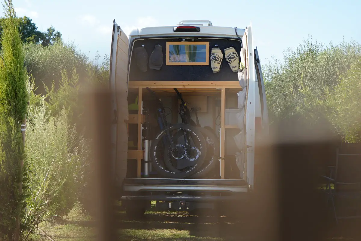 Iveco Daily Camper Van mit Heckgarage speziell für Mountainbike