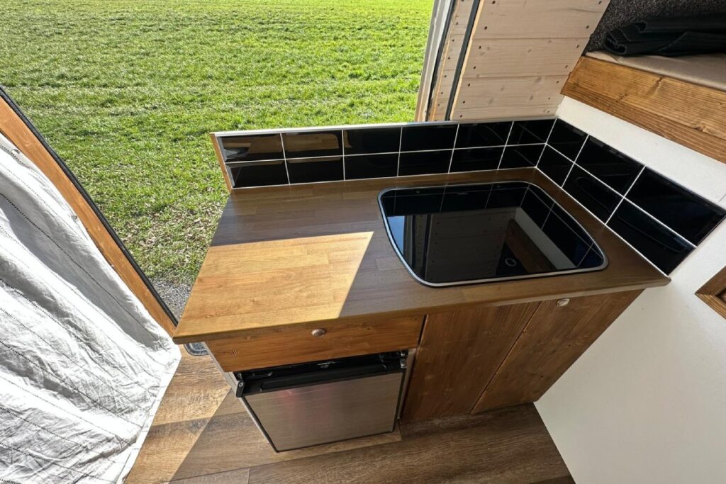 Küche in unserem Iveco Daily Wohnmobil