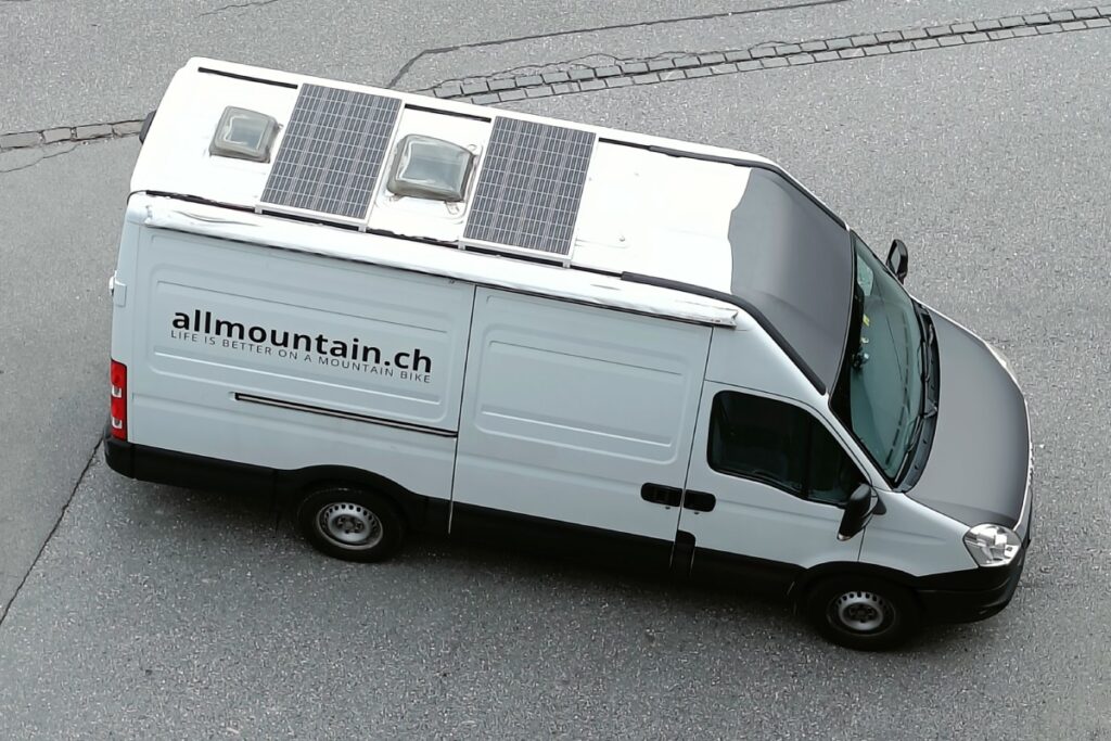 Zweimal 160W Solarpanels auf dem Dach des Iveco Daily