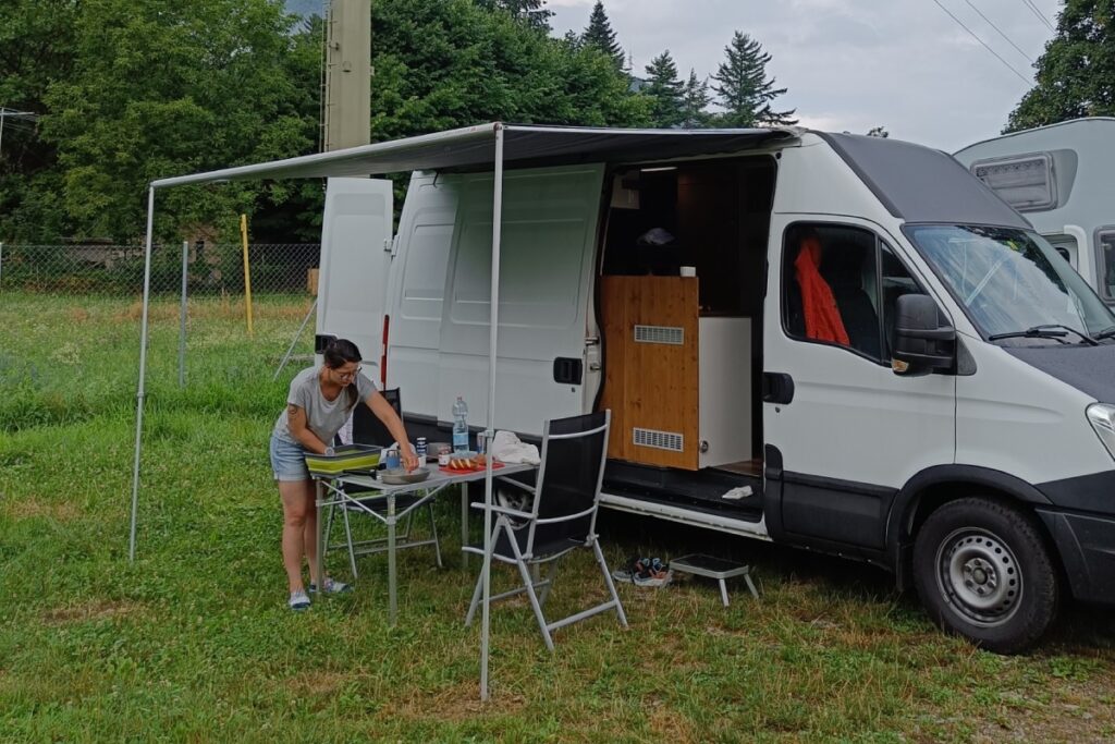 Ausgefahrene Sackmarkise am Iveco Daily Camper