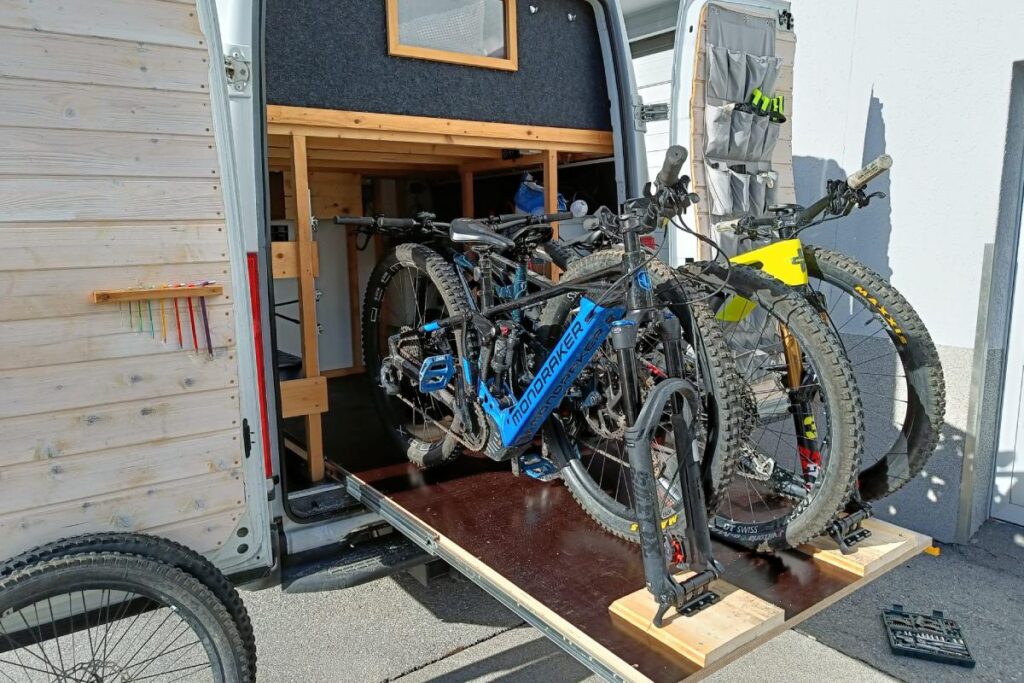 4 MTBs auf einem Schwerlastauszug im Campervan