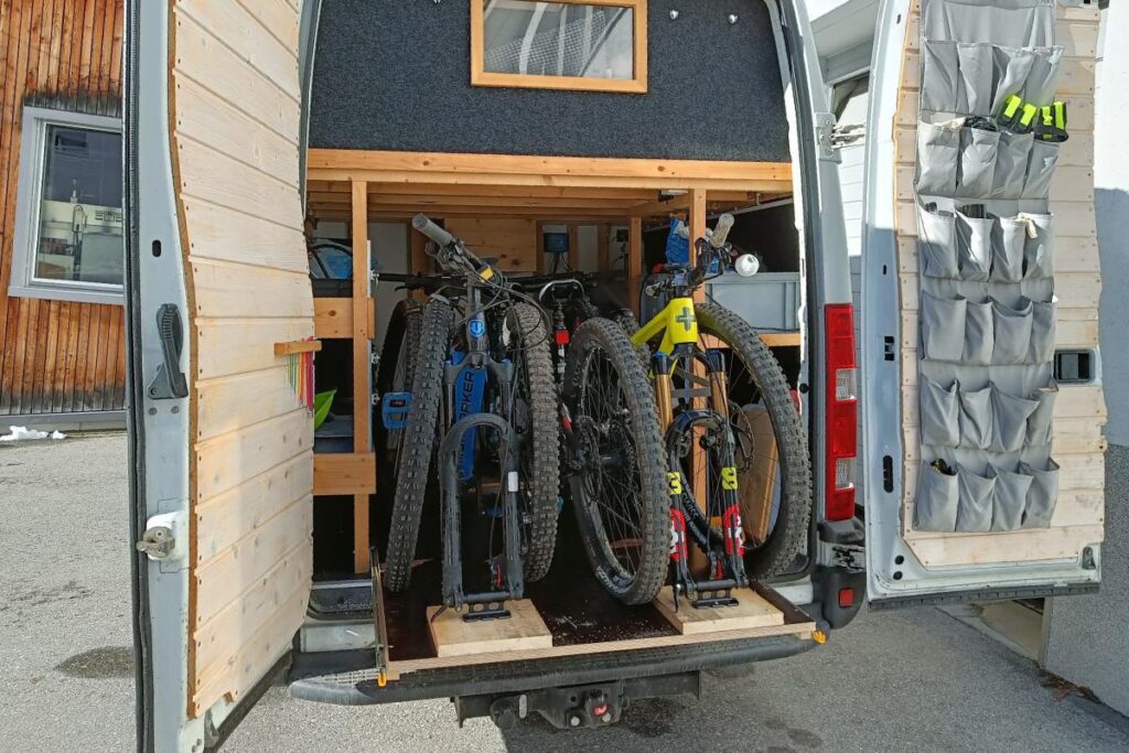 4 MTBs passen auf einem Schwerlastauszug passen in unseren Campervan