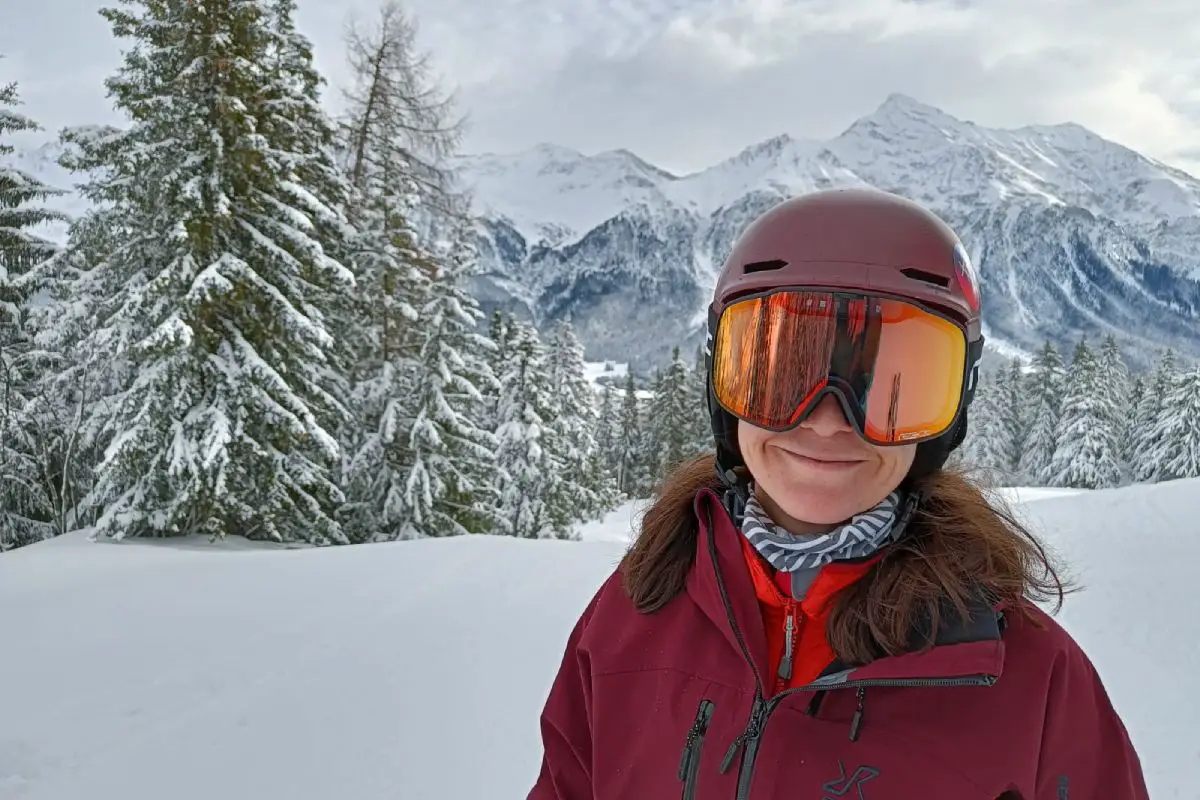 Tina im Skigebiet Lenzerheide mit einer Skibrille von React Swiss