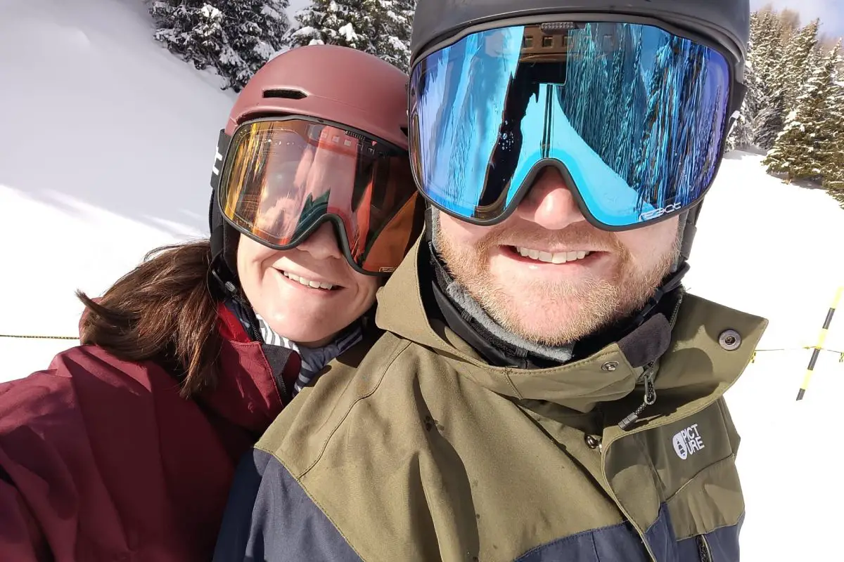 Wir beim Skifahren mit Skibrillen von React Swiss
