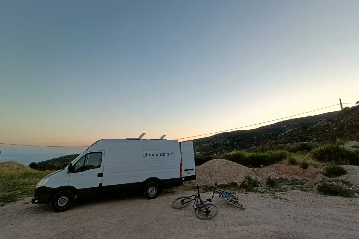 Iveco Daily Campervan auf einem schönen Stellplatz, gefunden über eine Camping App