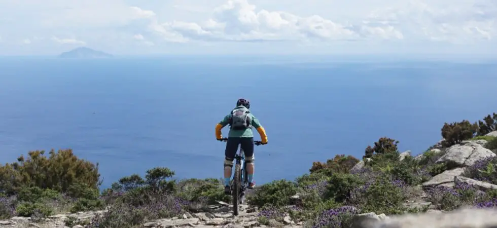 Mountainbike Trail auf der Insel Elba mit Ausblick aufs Meer