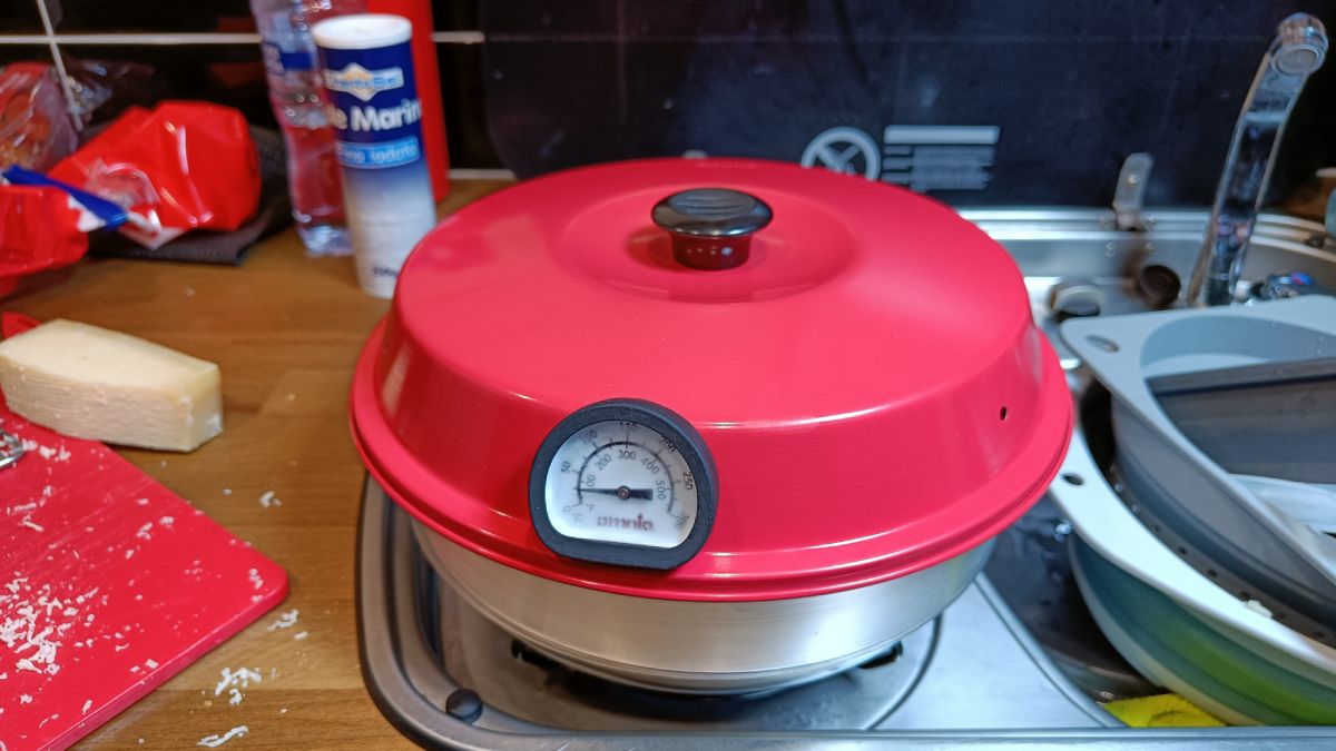 Backen mit dem Omnia Backofen im Wohnmobil