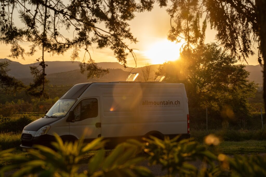Iveco Daily Campervan im Sonnenuntergang in Spanien