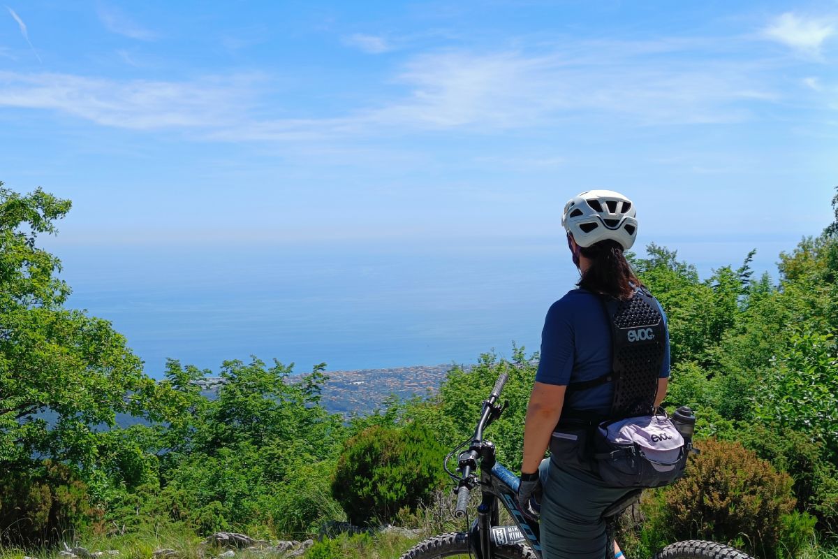 Blick auf Meer über Finale beim Mountainbiken