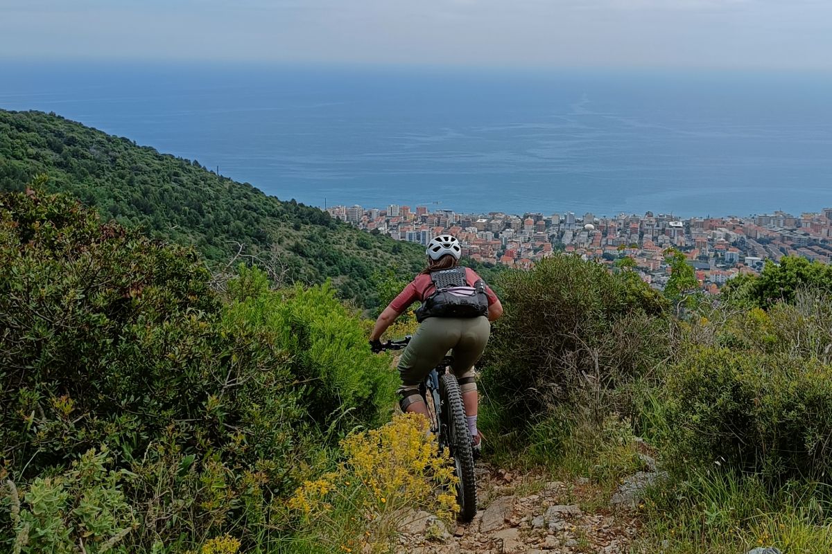 Technischer MTB Trail mit Blick aufs Meer in Finale Ligure