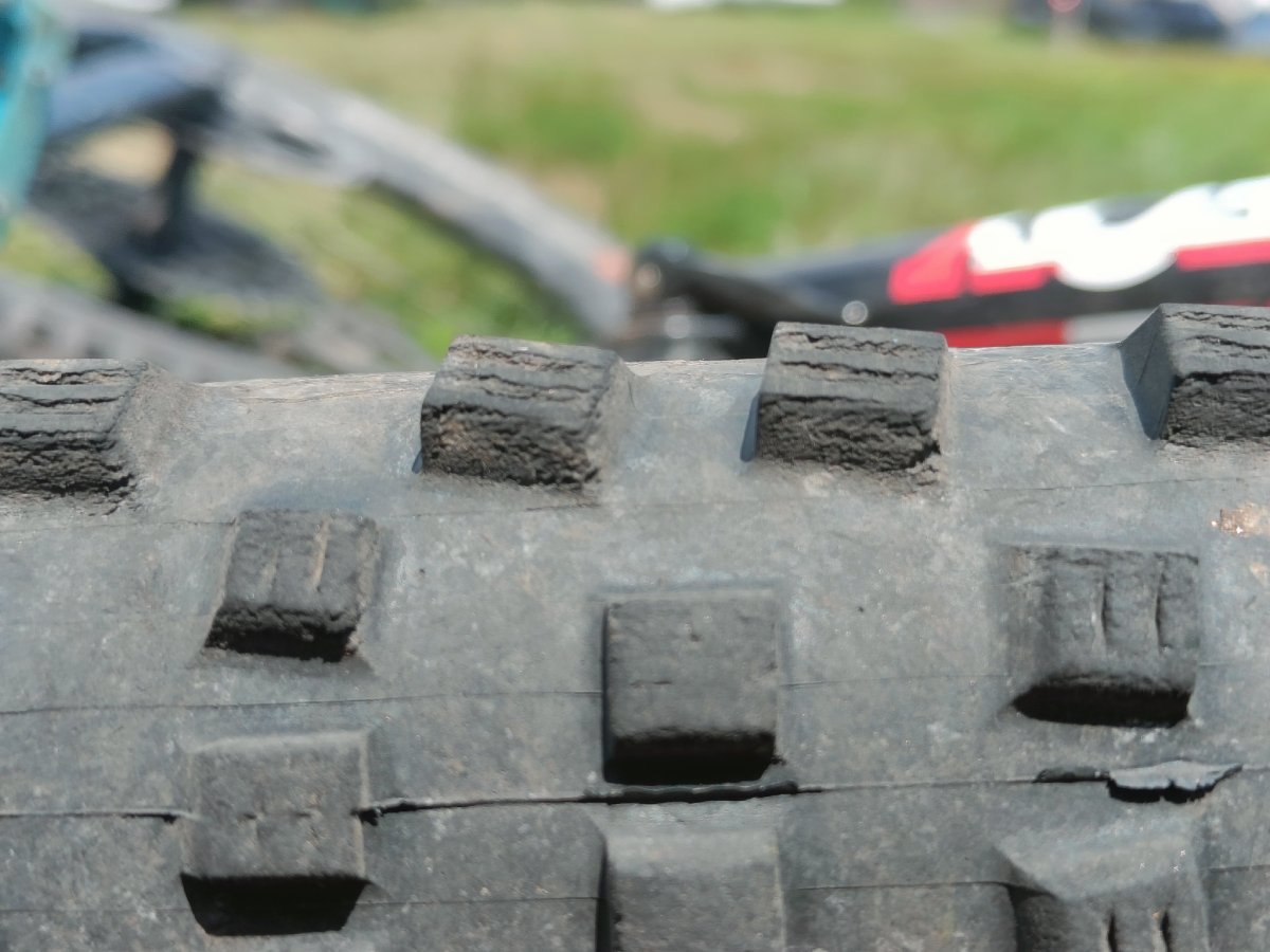 Verschlissener MTB-Reifen, mit gerissenen Seitenstollen.