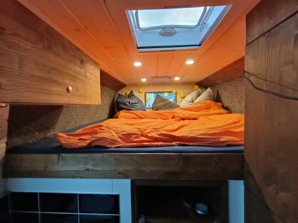 Bett im Iveco Daily Camper