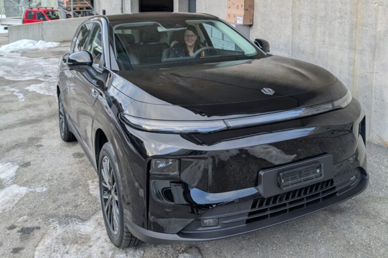 Schwarzer Leapmotor B10 Elektro-SUV frontal vor einer Garage im Winter