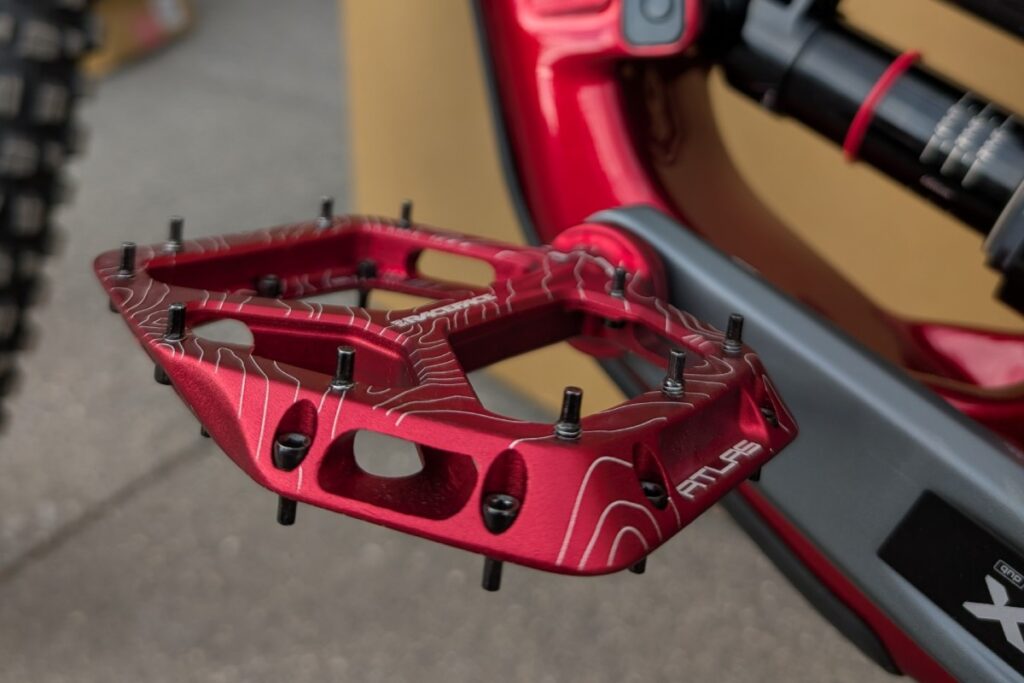 Raceface Atlask Flat Pedals fürs MTB in rot