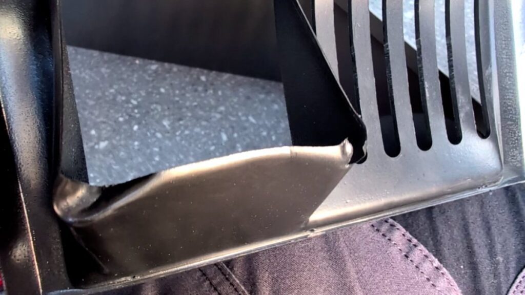 Geschmolzene Kunsstoffabdeckung des Wechselrichters im Adria Twin 640 SGX