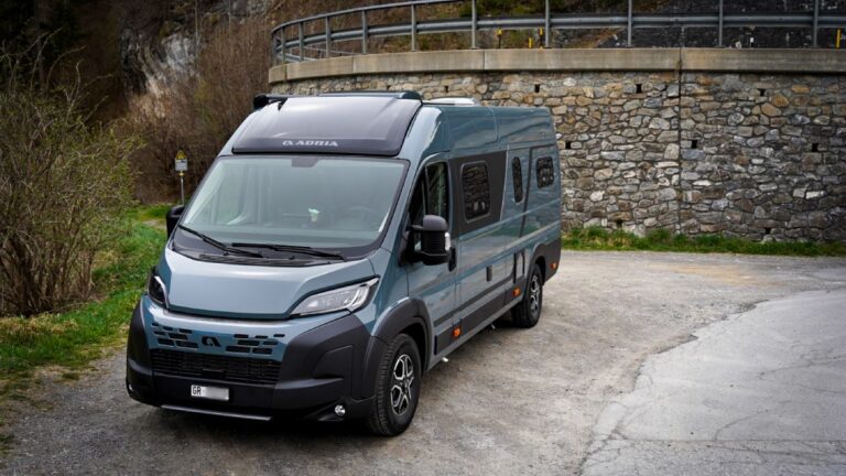 Adria Twin 640 SGX von 2026 in der Farbe Lanzarote Grey