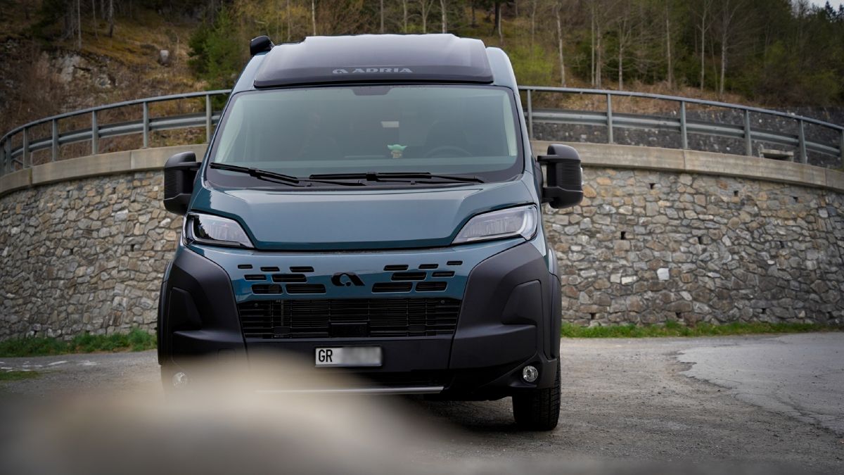 Adria Twin 640 SGX von 2026 in der Farbe Lanzarote Grey