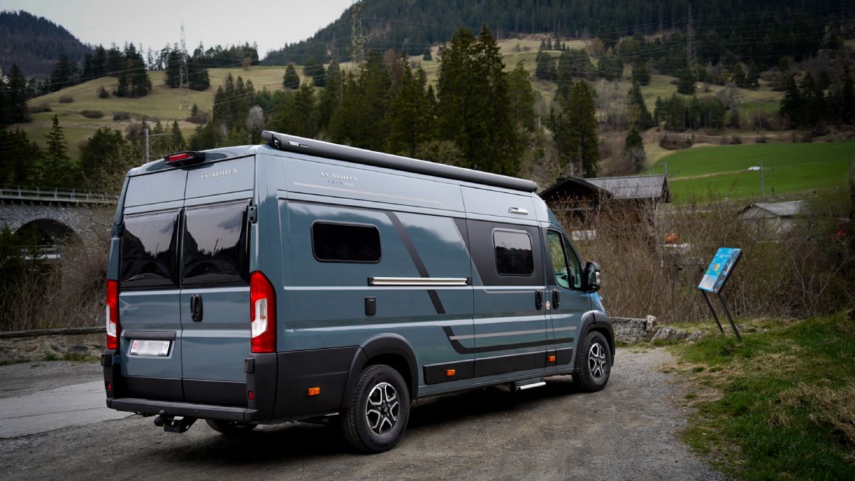 Adria Twin 640 SGX von 2026 in der Farbe Lanzarote Grey