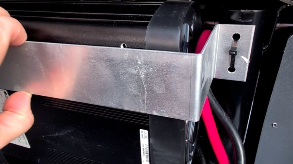 Halteblech des Wechselrichters im Adria Twin 640 SGX