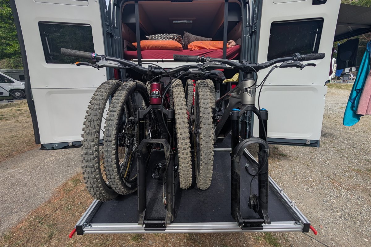 Schwerlastauszug im Adria Twin SGX 640 mit 4 MTB beladen