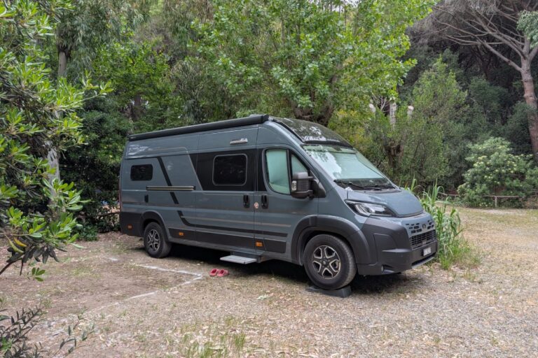 Adria Twin SGX 640 auf dem Campingplatz